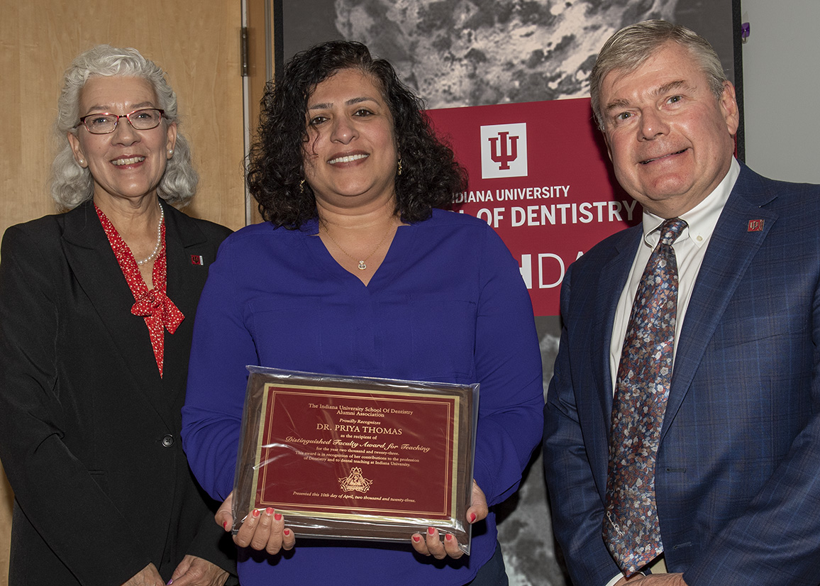 Picture of Dr. Priya Thomas receiving IU School of Dentistry Alumni Association Distinguished Faculty Award for Teaching